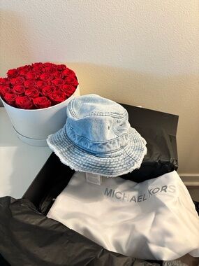 MICHAEL Michael Kors Light Blue Denim unisex bucket hat